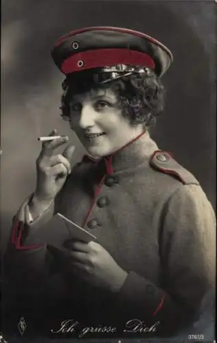 Ak Frau in Uniform mit Zigarette, Portrait