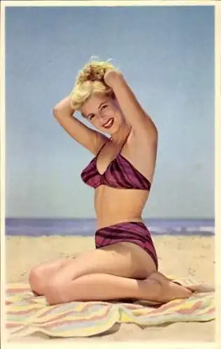 Ak Blonde Frau im Bikini am Strand