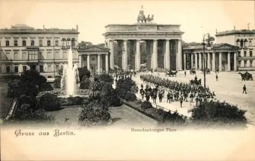 Ak Berlin Mitte, Brandenburger Tor, Fontäne, Pferdekutschen