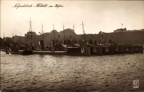 Ak Deutsche Kriegsschiffe, Torpedobootsflottille im Hafen, 61, 60, 59, 57, 58, 56, Kaiserl. Marine
