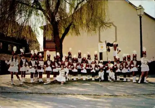 Ak Herlisheim, Majorette, Tänzerinnen in Uniformen