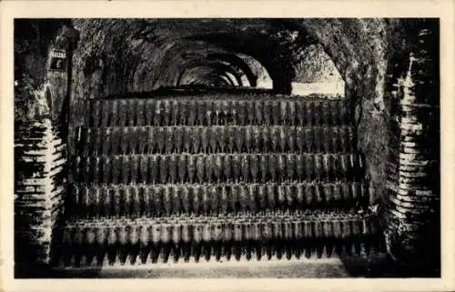 Ak Épernay Marne, Champagne Moet et Chandon, Une masse de 120000 bouteilles, Champagnerflaschen