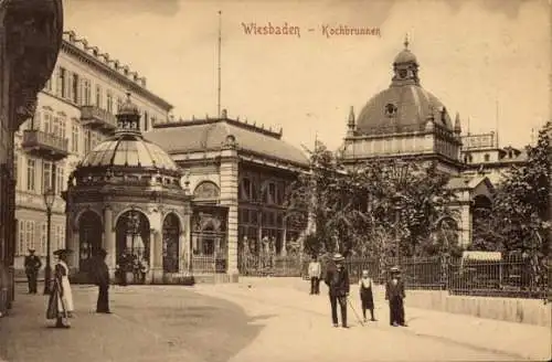 Ak Wiesbaden in Hessen, Kochbrunnen, Passanten