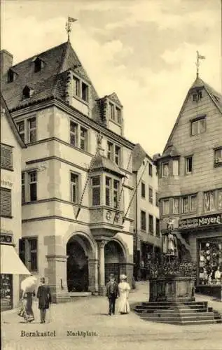 Ak Bernkastel Kues, Marktplatz mit Denkmal, Bekleidungsgeschäft Mayer