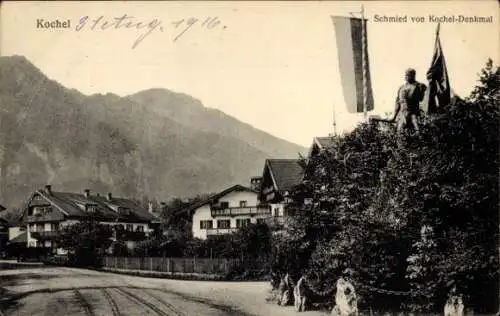 Ak Kochel am See in Oberbayern, Schmied von Kochel-Denkmal, Straße, Berg