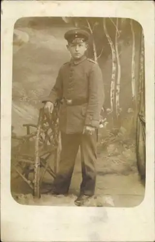 Foto Ak Bad Kreuznach in Rheinland Pfalz, Junger Soldat in Uniform, Standportrait, I WK
