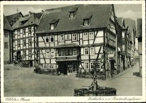 Ak Schlitz in Hessen, Marktplatz mit Hindenburgstrasse, Fachwerkhäuser, Brunnen