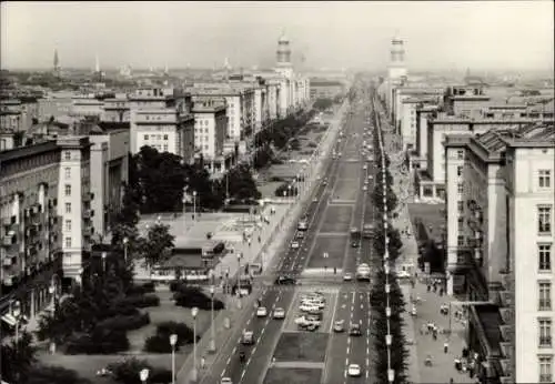 Ak Berlin Friedrichshain, Karl Marx Allee, Hochhausfassaden, Autos, Blick über die Dächer der Stadt