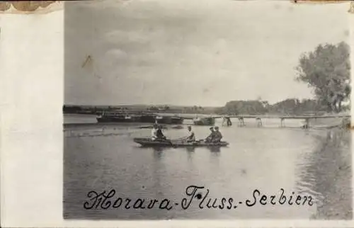 Foto Ak Mokrin Serbien, Bootspartie auf dem Morava Fluss
