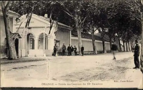 Ak Orange Vaucluse, Entree des Casernes du 15 Escadron