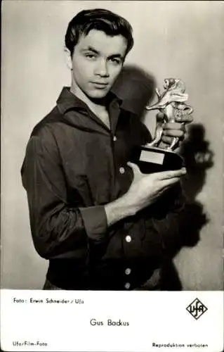 Ak Schauspieler Gus Backus, Portrait, Auszeichnung Der goldene Löwe