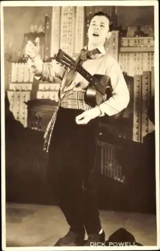 Ak Schauspieler Dick Powell, Portrait, Gitarre