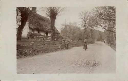 Foto Ak Wrocław Breslau Schlesien, Straßenpartie, Haus, Anwohner, Soldat