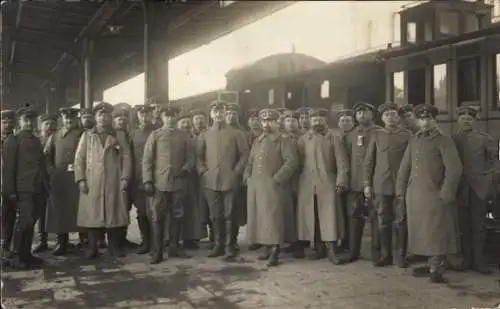 Foto Ak Russland ?, Ukraine ?, Bahnhof, Soldaten, Gruppenfoto