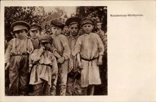 Ak Koczeniczy Wolhynien Ukraine, Kinder in Bauerntrachten, Mützen
