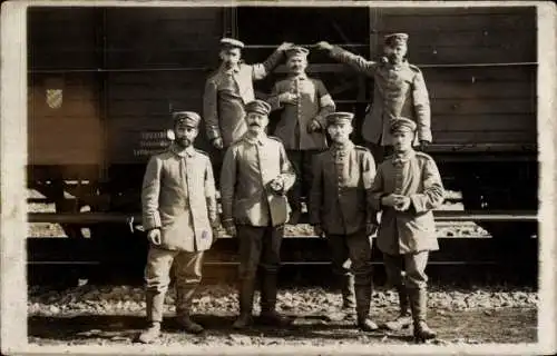 Foto Ak Suwałki Suwalki Suwalken Ostpreußen, Bahnhof, Güterzug, Soldaten, Gruppenfoto