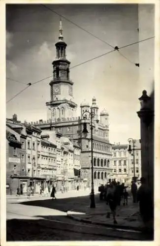 Foto Ak Poznań Posen, Ansicht vom Rathaus, Straßenpartie, Ratusz