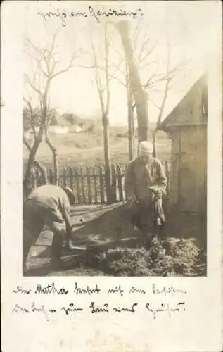 Foto Ak Galizien Ukraine, Dorfpartie, Anwohner