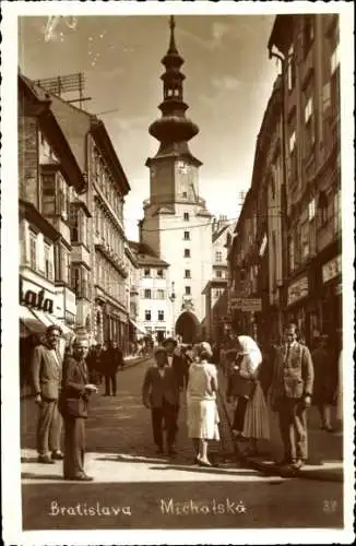 Ak Pozsony Pressburg Bratislava Slowakei, Straßenpartie, Michalska, Passanten, Geschäfte