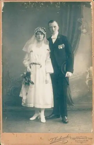 Foto Fürstenwalde an der Spree, Hochzeitspaar, Braut, Bräutigam, Paul, Grete, Portrait, 1922