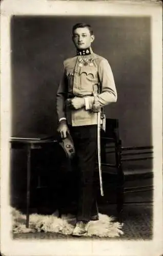 Foto Ak KuK Soldat in Uniform, Orden, Standportrait