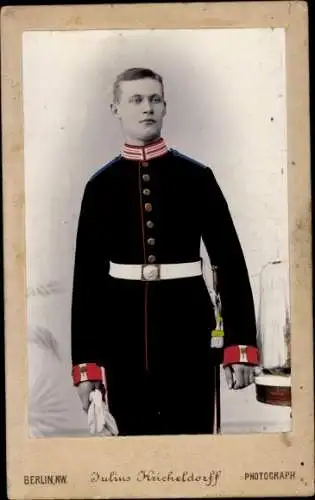 CdV Berlin, Deutscher Soldat in Uniform, Standportrait