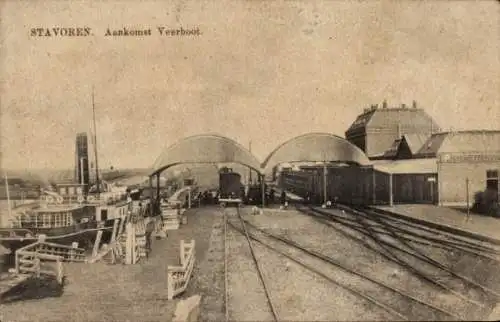 Ak Staveren Stavoren Friesland Niederlande, Fährschiff, Bahnhof, Gleisseite