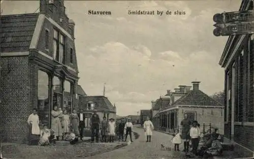 Ak Staveren Stavoren Fryslân Niederlande, Smidstraat an der Schleuse