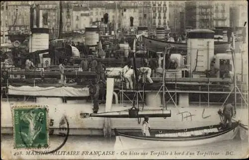 Ak Französische Militärmarine, Wir hissen einen Torpedo im Auftrag eines Torpedobootes