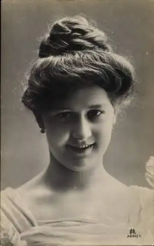 Ak Portrait einer jungen Frau mit Hochsteckfrisur