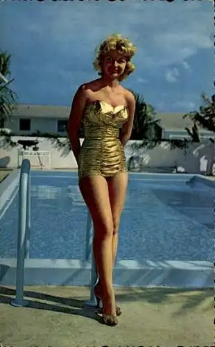 Ak Junge Blondine in goldenem Badekleid, Portrait am Schwimmbecken