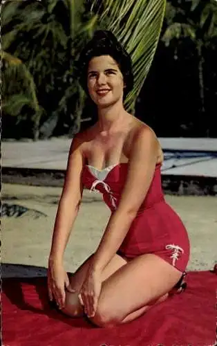 Ak Dunkelhaarige Frau im roten Badeanzug am Strand