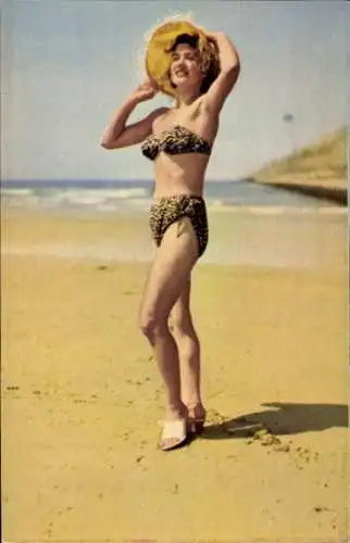 Ak Frau im Bikini am Strand