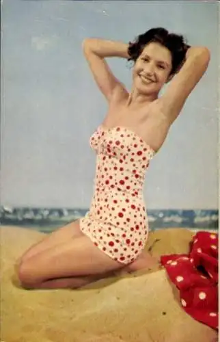 Ak Frau im gepunkteten Badeanzug am Strand