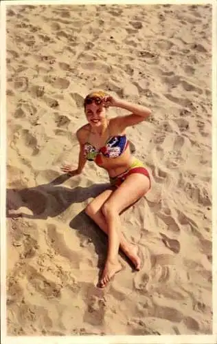 Ak Frau im Bikini am Strand