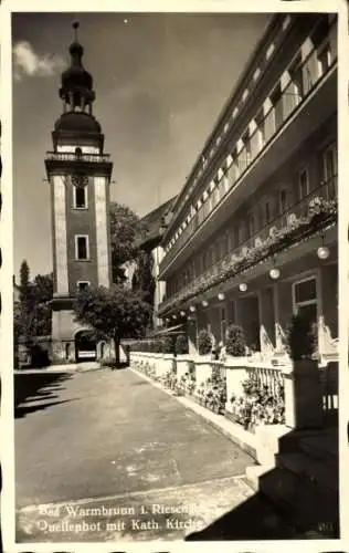 Foto Ak Cieplice Śląskie Zdrój Bad Warmbrunn Schlesien, Quellenhof mit kath. Kirche