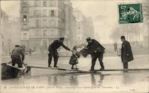 Ak Paris V, Rettung eines Kindes Quai des Tournelle, Überschwemmungen 1910
