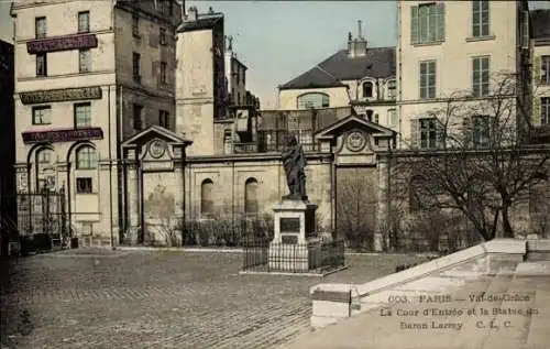Ak Paris V, Val de Grace, Eingangshof und die Statue von Baron Larrey