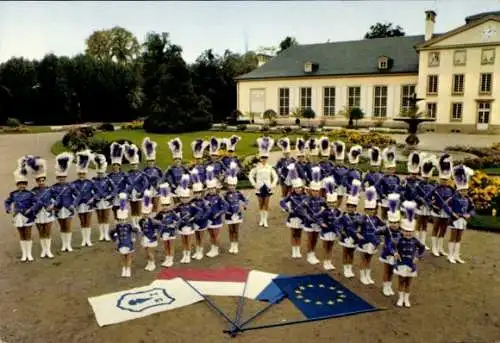 Ak Illkirch Graffenstaden, Majorette, Tänzerinnen in Uniformen, Fahnen