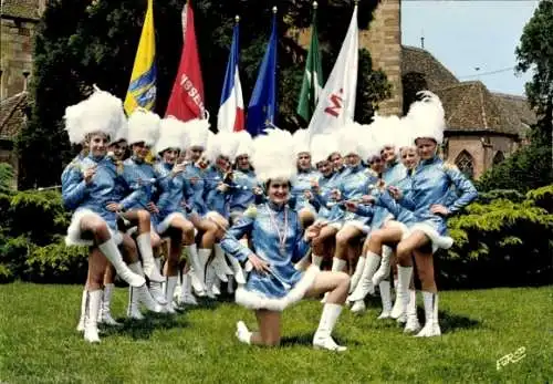 Ak Wissembourg, Majorette, Tänzerinnen in Uniformen, Fahnen