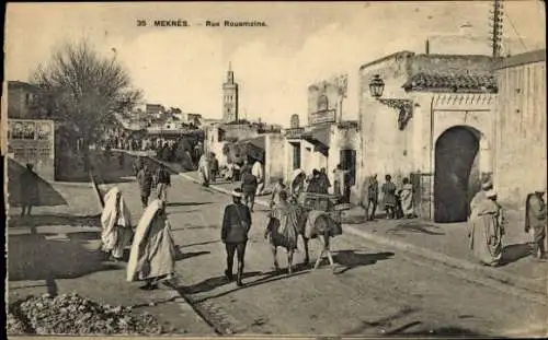 Ak Meknès Marokko, Rue Rouamzine, Straßenpartie mit Blick auf Minarett
