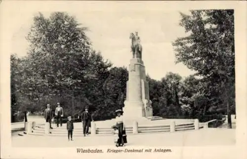 Ak Wiesbaden in Hessen, Krieger-Denkmal, Anlagen, Passanten