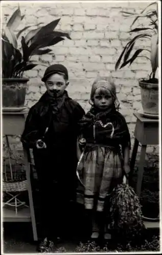 Foto Ak Junge und Mädchen in Faschingskostümen