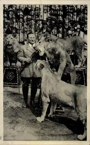 Ak Kapitän Alfred Schneider mit Löwen, Cirkus, Zirkus, Zuschauer