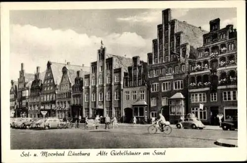 Ak Lüneburg in Niedersachsen, Alte Giebelhäuser am Sand, Autos, Fahrrad