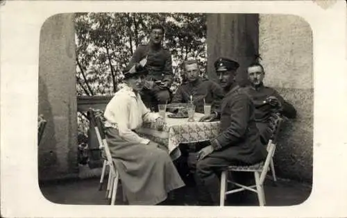 Foto Ak Deutsche Soldaten in Uniformen und Frau an einem Tisch