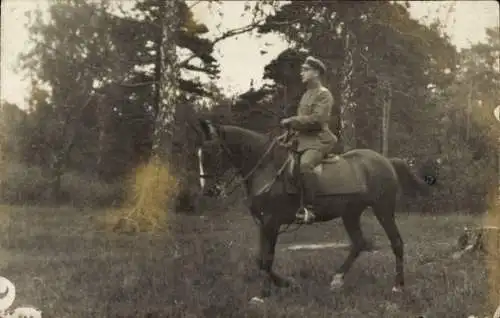 Foto Ak Soldat auf einem Pferd