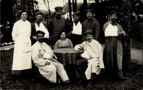 Foto Ak Verwundete deutsche Soldaten in Uniformen im Lazarett
