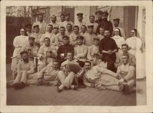 Foto Ak Deutsche Soldaten im Lazarett, Krankenschwestern, Nonnen