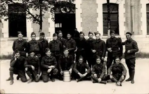 Foto Ak Französische Soldaten in Uniformen vor einem Haus